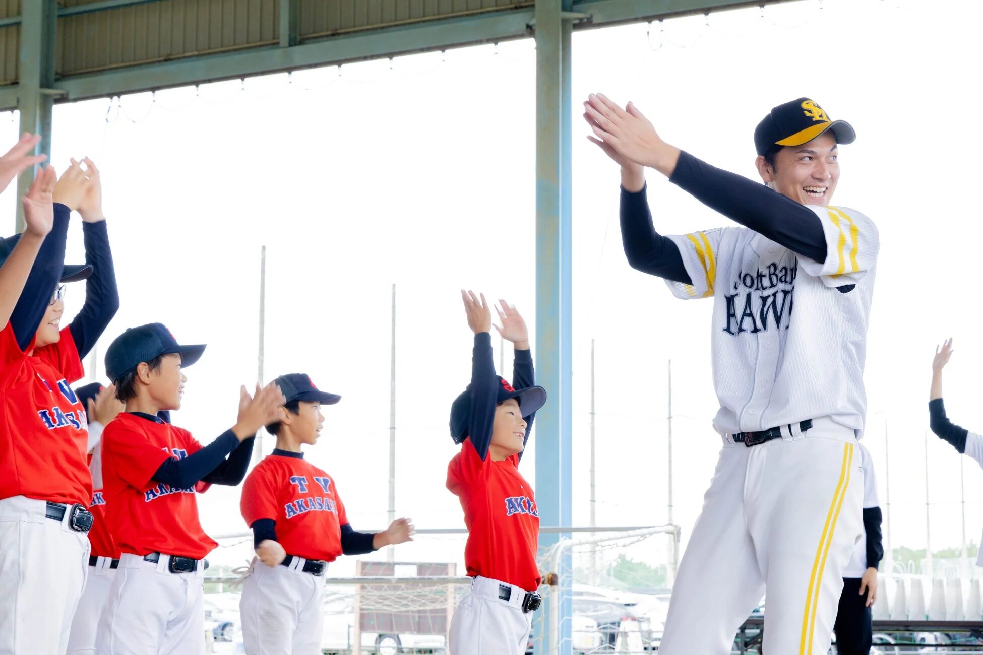 子供たちに拍手する選手