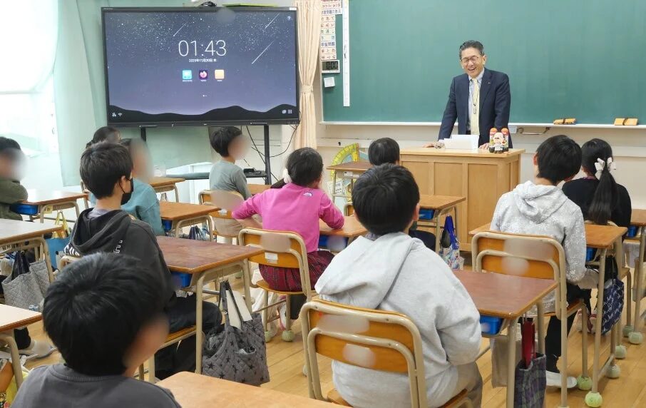 キャリア授業を行う高橋社長