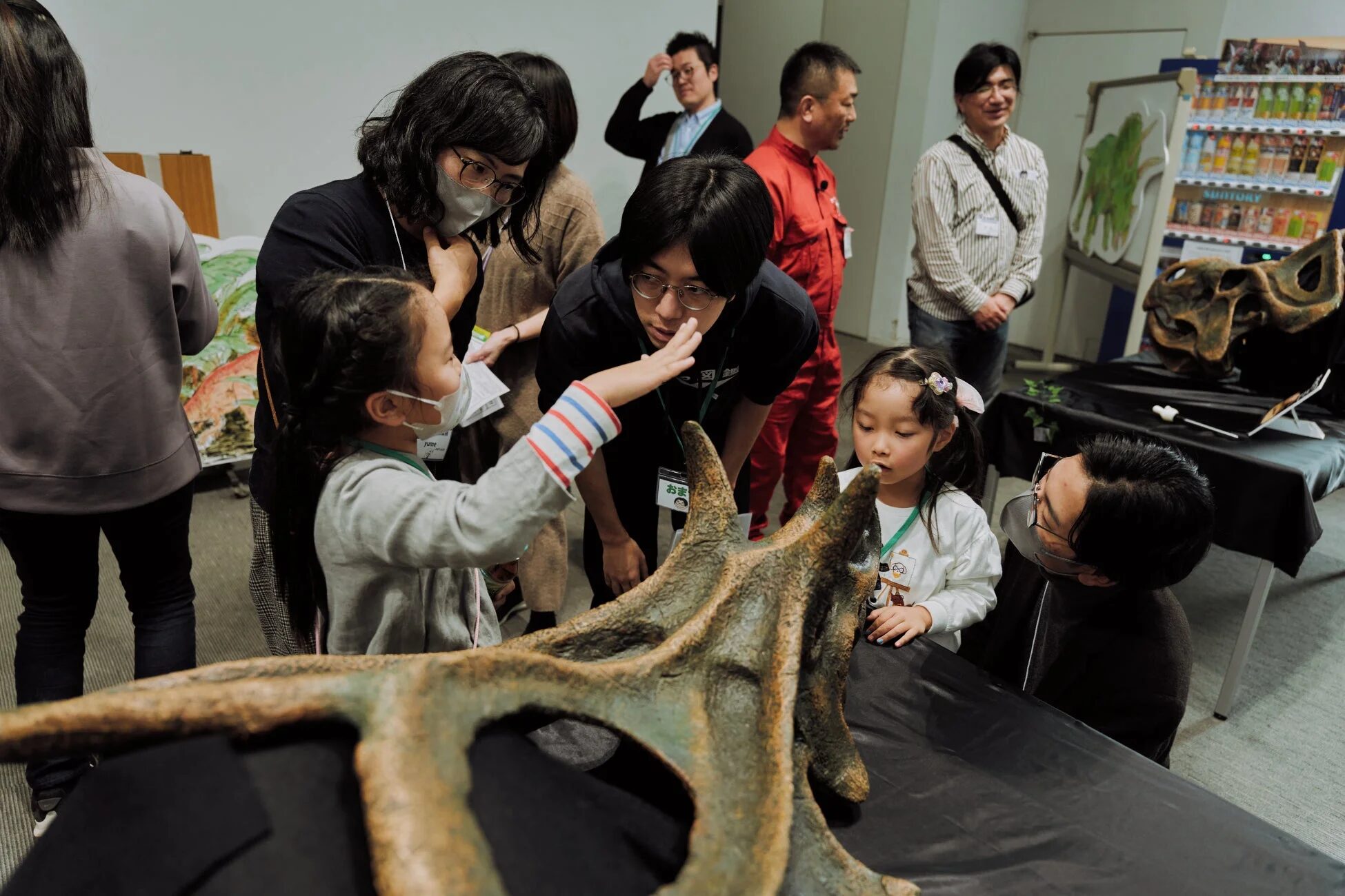 化石を熱心に観察する子どもたち