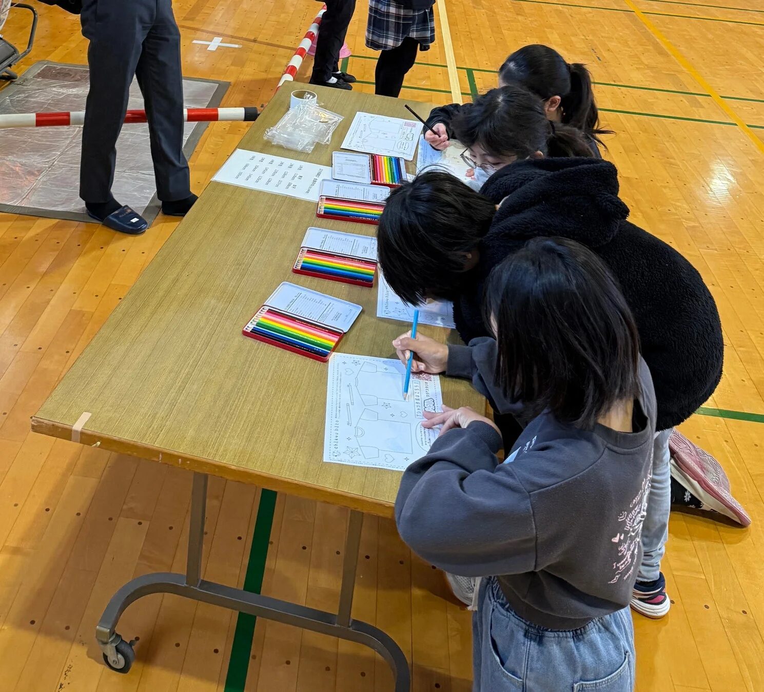 Tシャツのデザインを考案する子供たち