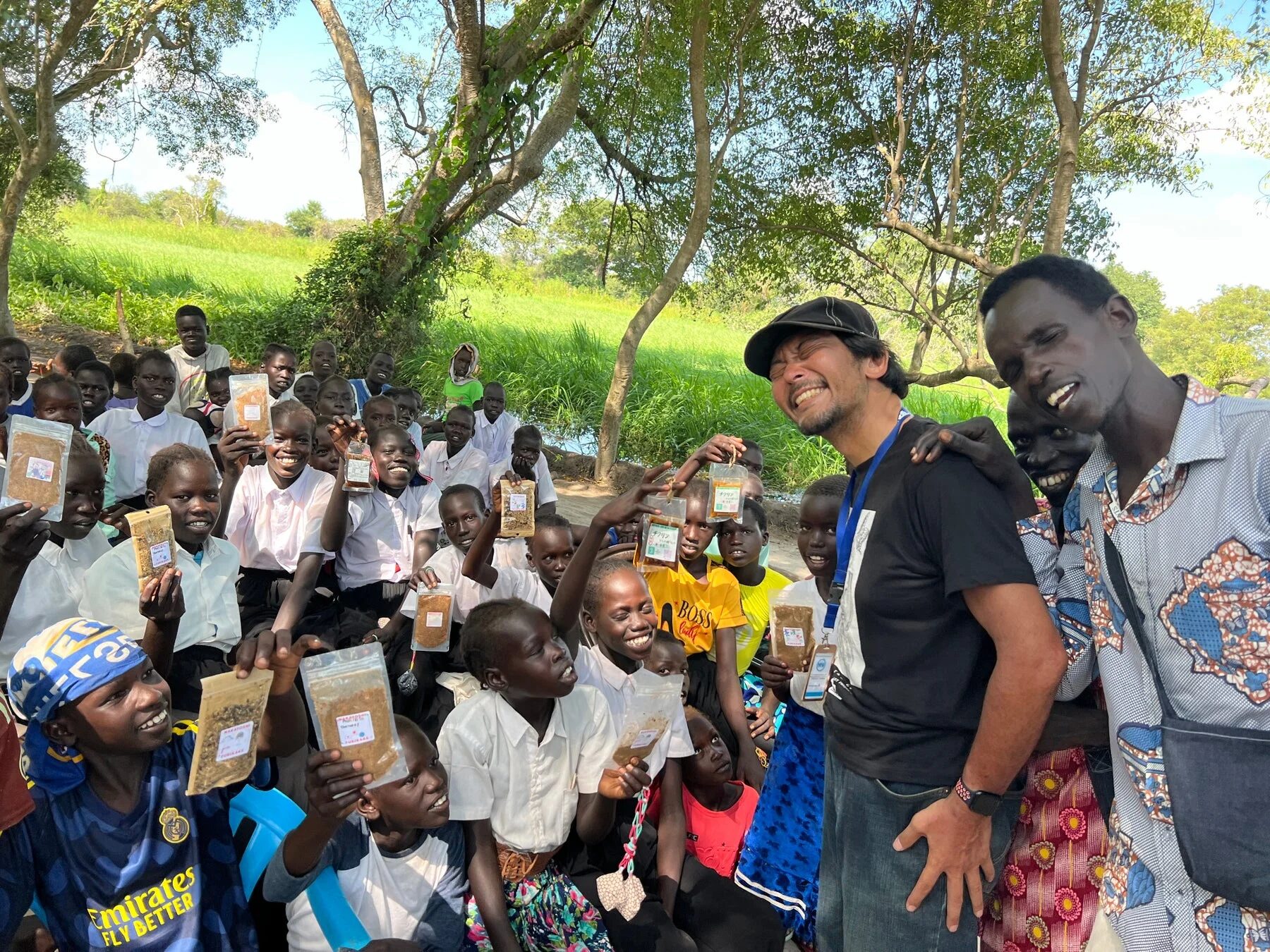 アフリカの子供たちと大人