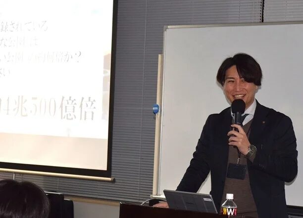 プレゼンテーション中の男性