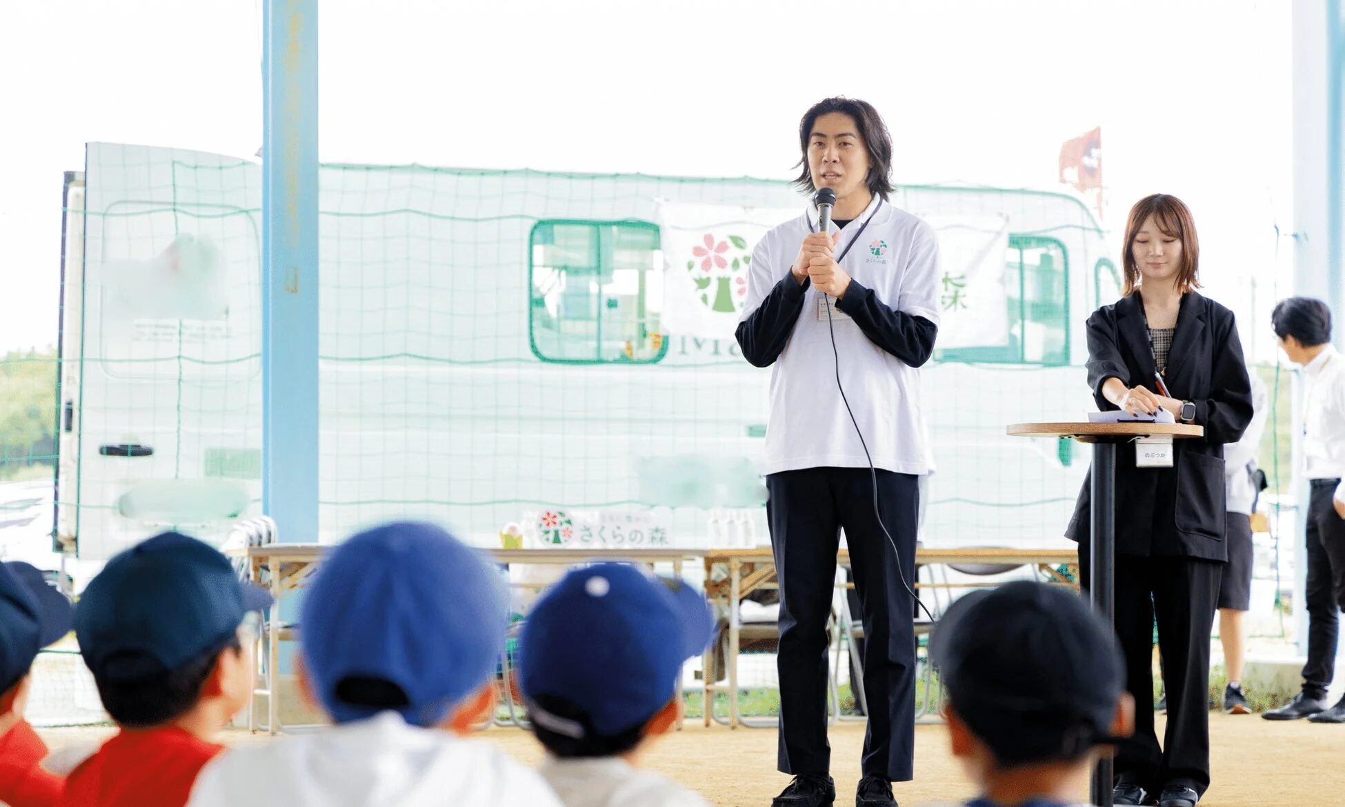 イベントで話す男性