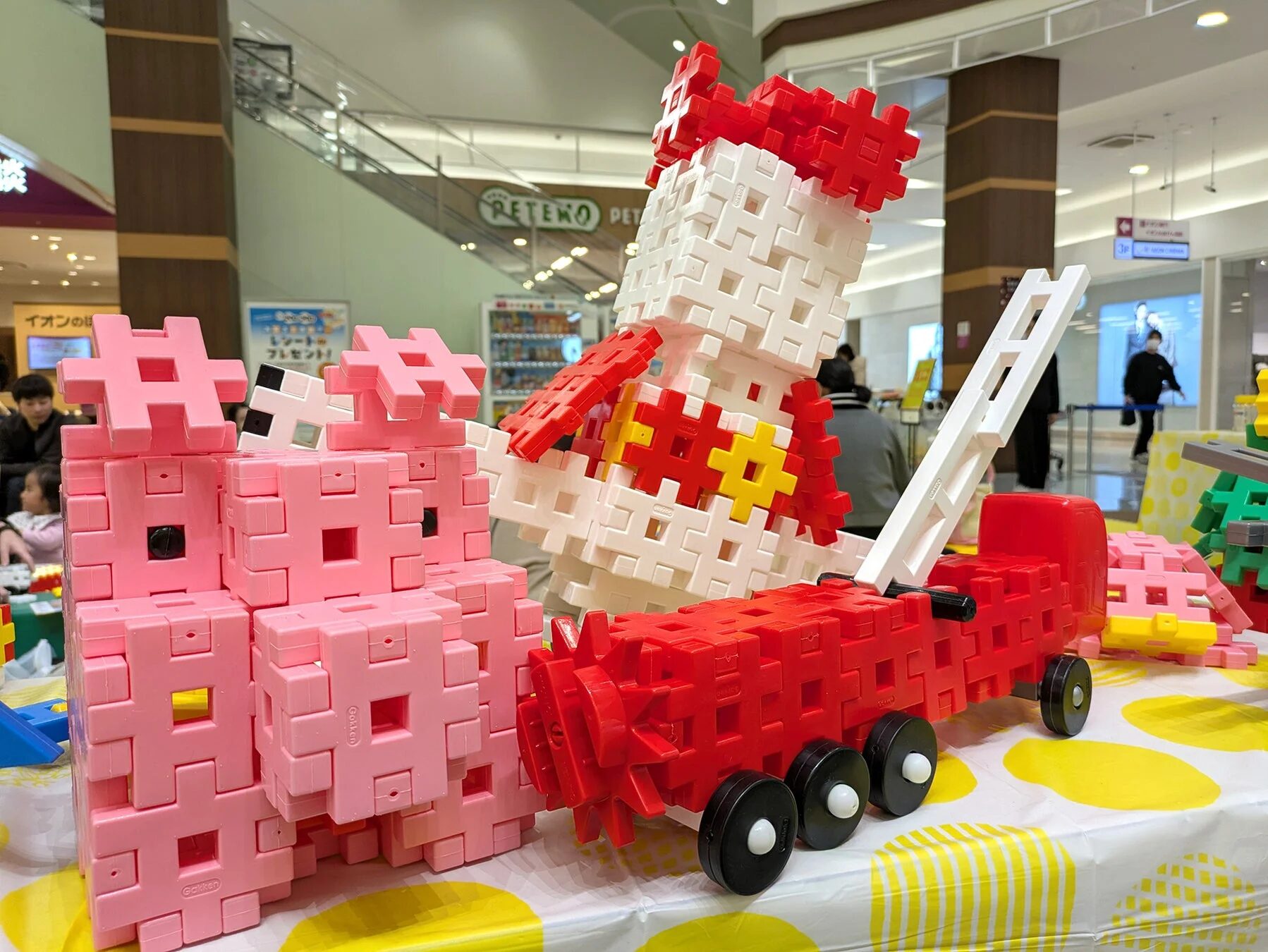 ブロックで作られた豚や消防車などの作品展示