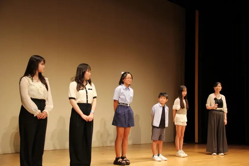 左から、浅沼愛笑さん、森彩華さん、久保田舞風さん、内田侑吾さん、横須賀京香さん、高山直美監督