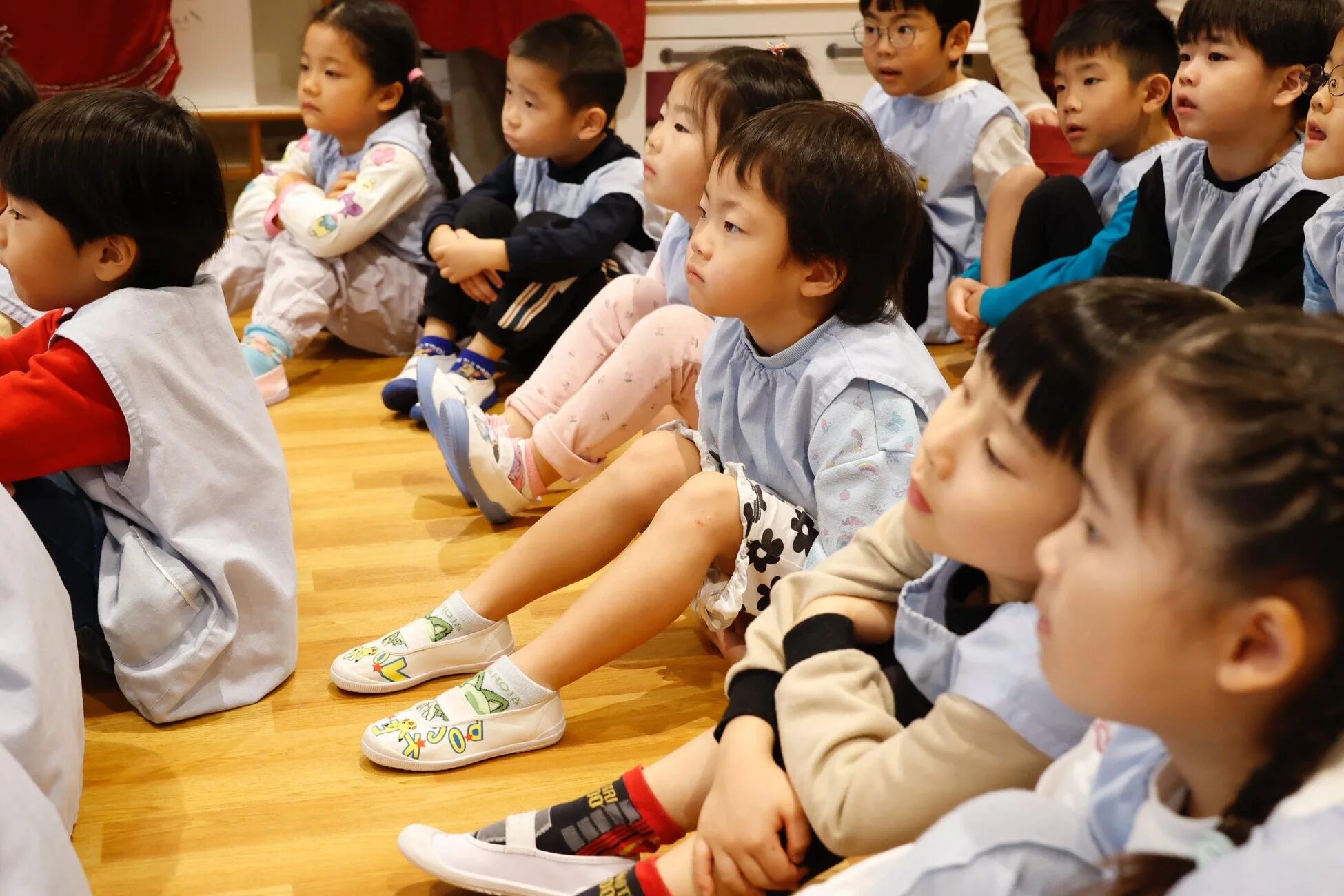 絵本を見つめる園児たち