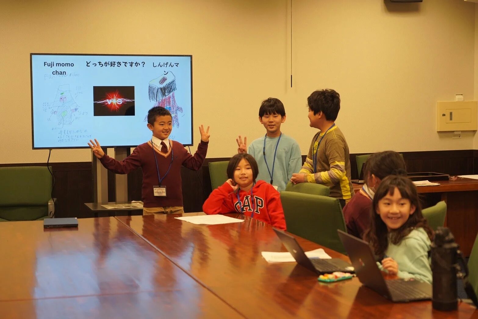 プレゼンテーションを行う子ども