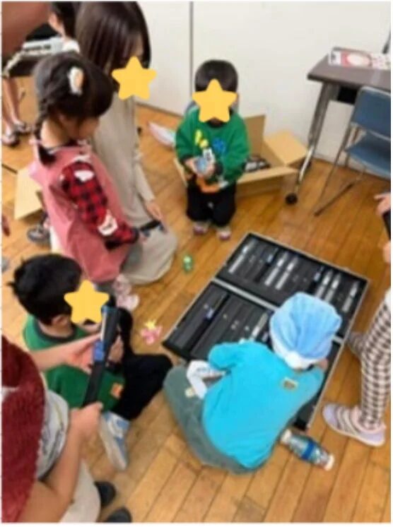 子供たちがトーンチャイムに触れる様子