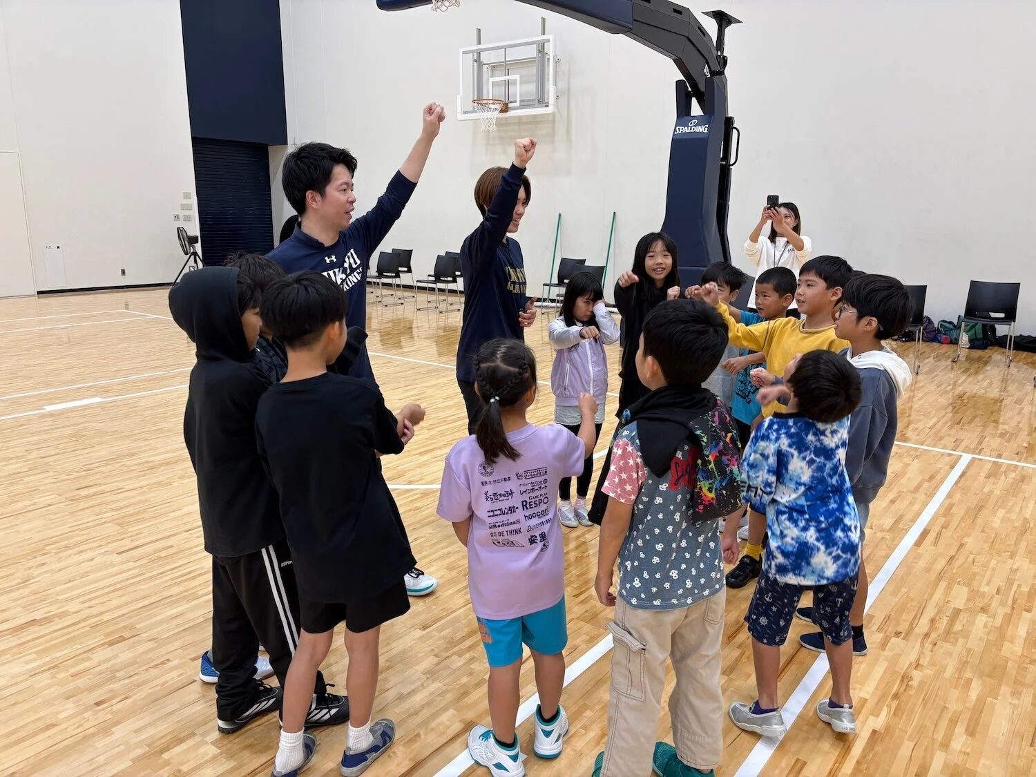 大人と子どもたちが集まる様子