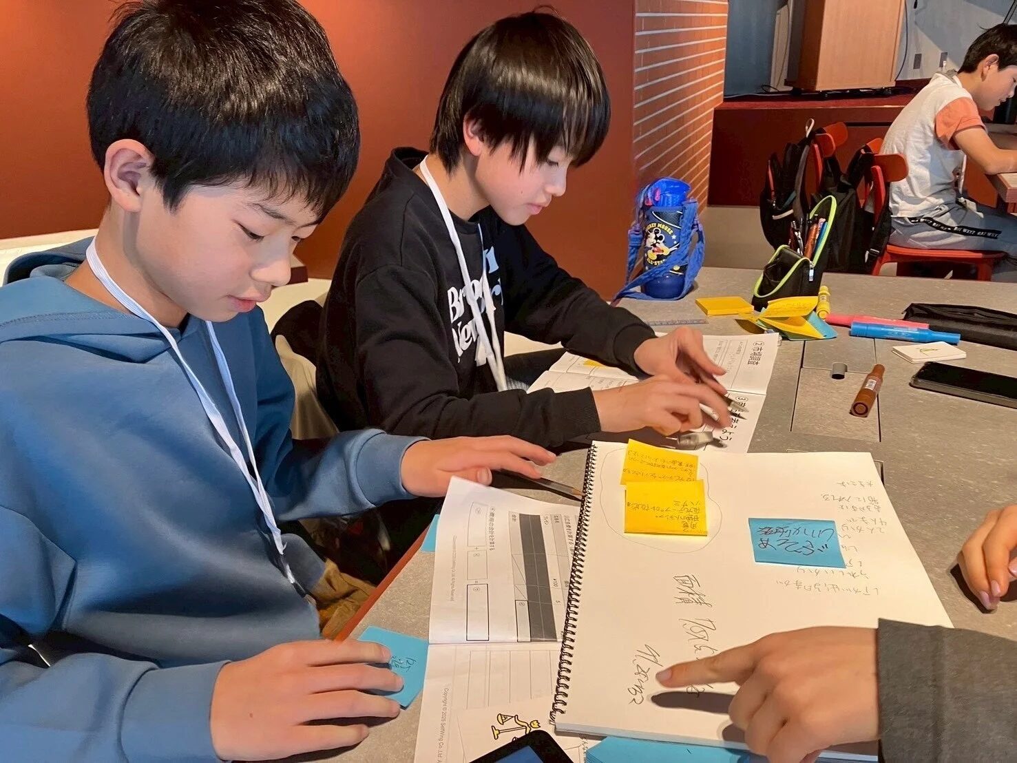 子供たちが学習・共同作業している様子