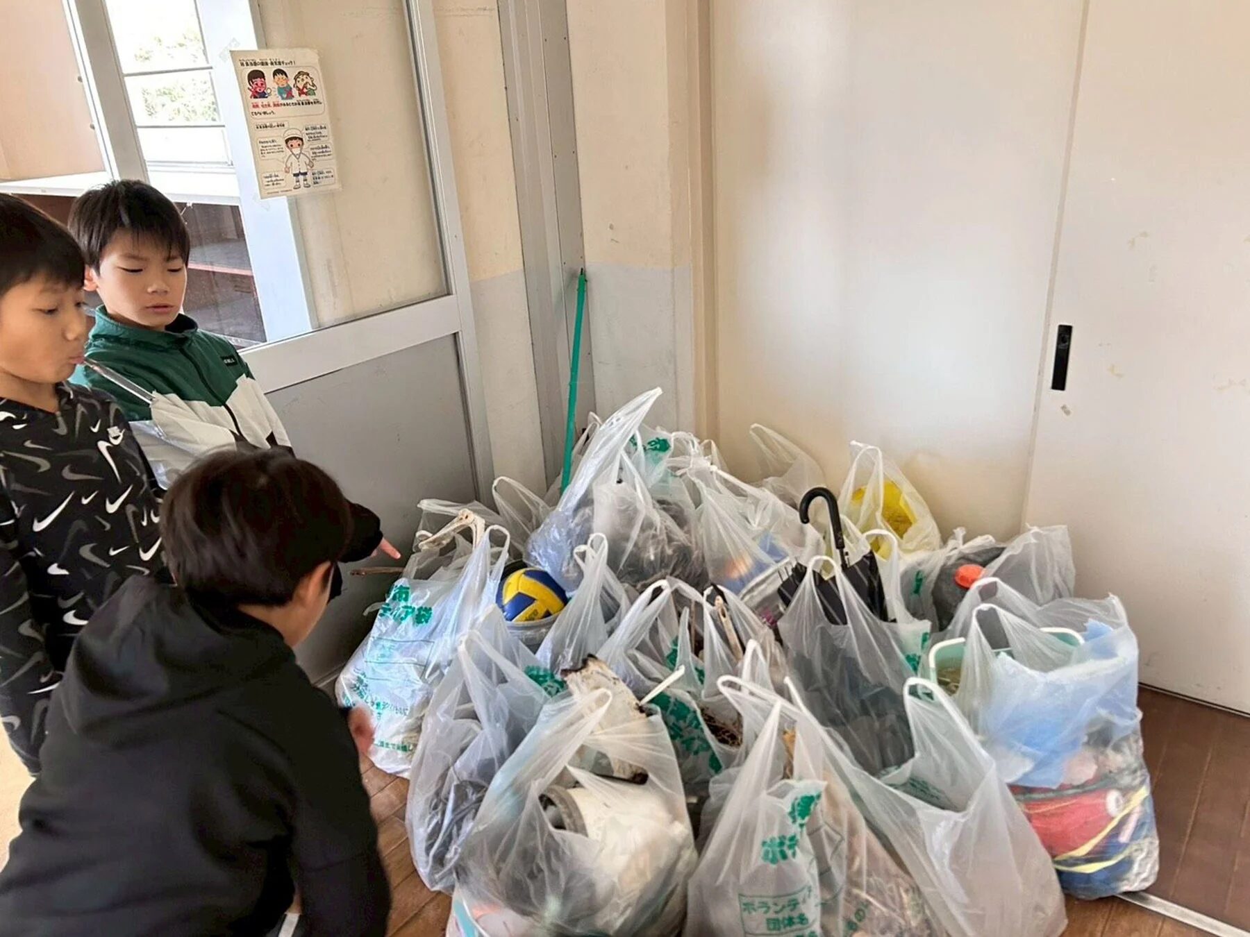 教室でごみを分別する子どもたち