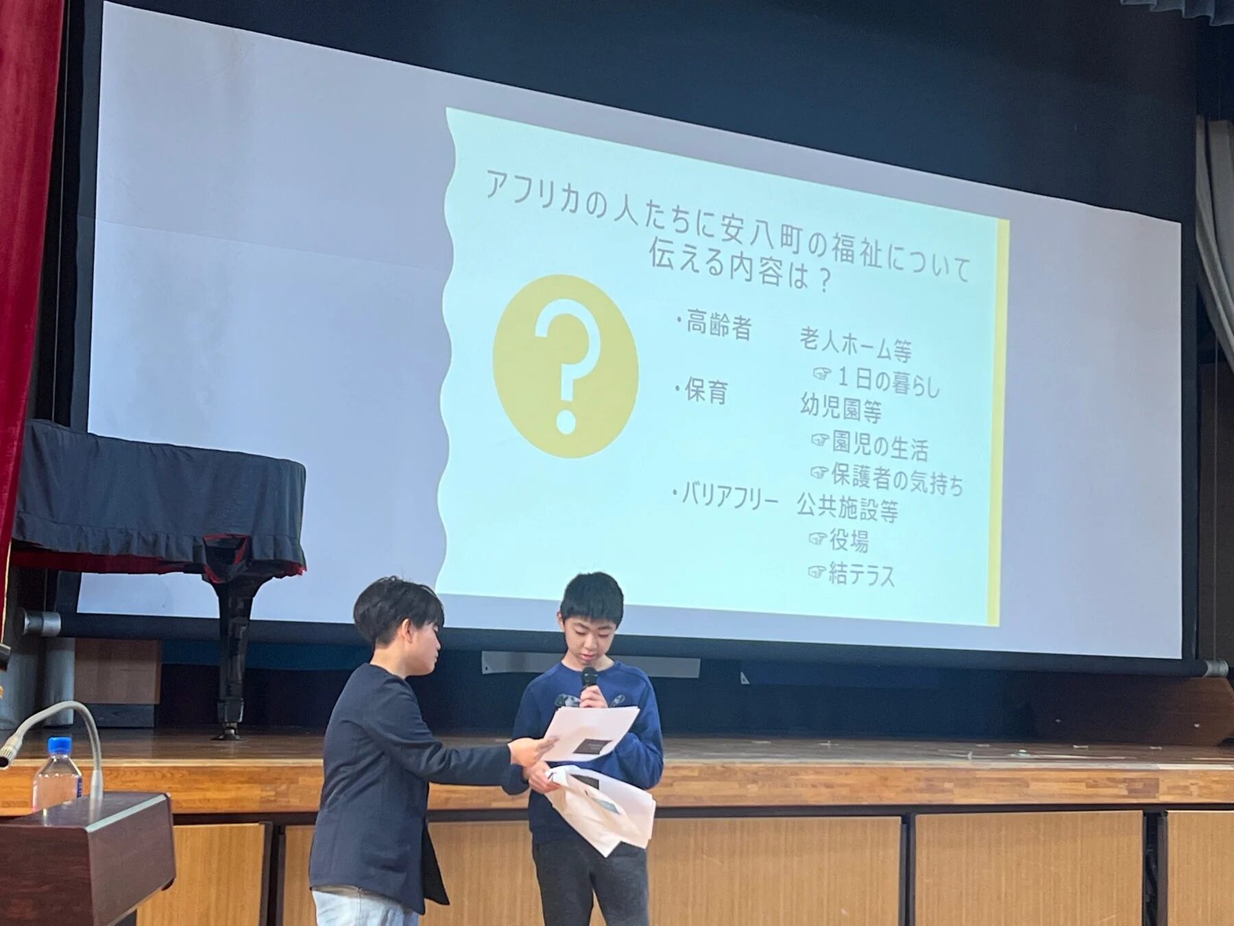 福祉についてプレゼンテーションする学生