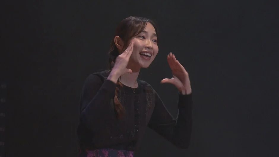 笑顔で表現する女性