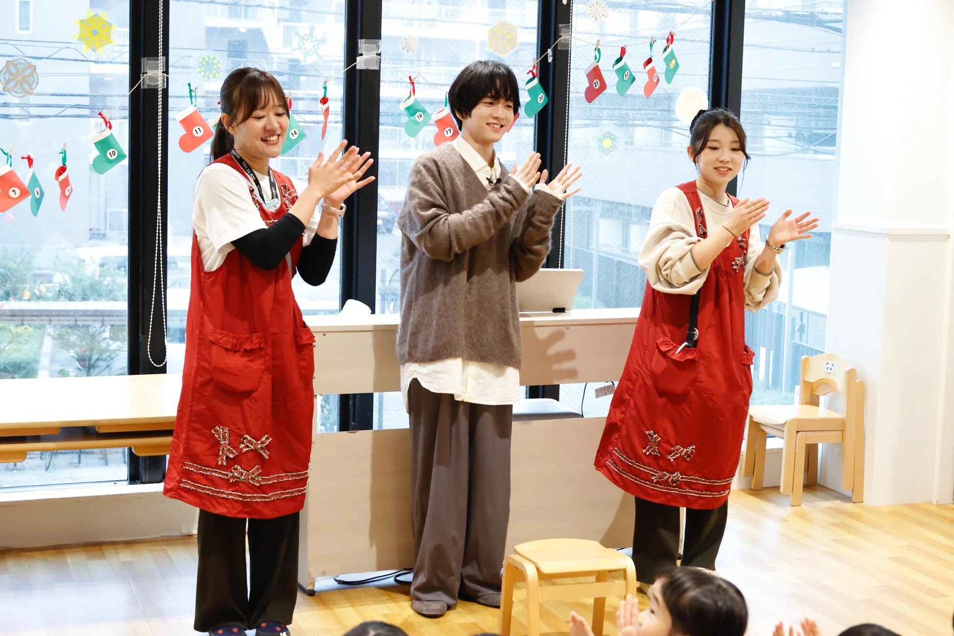 読み聞かせ会の様子、先生たちと園児