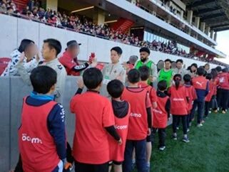 試合前の選手と子どもたち