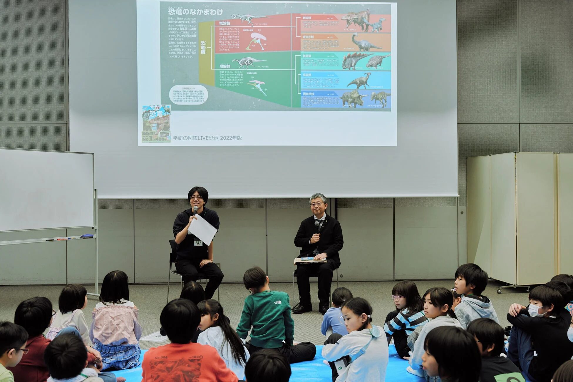 恐竜の分類について説明する真鍋先生