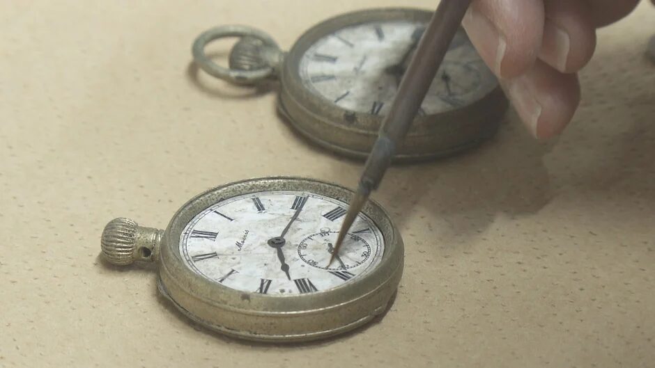 懐中時計を修理する職人