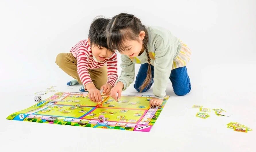 子供がボードゲームで遊んでいる様子