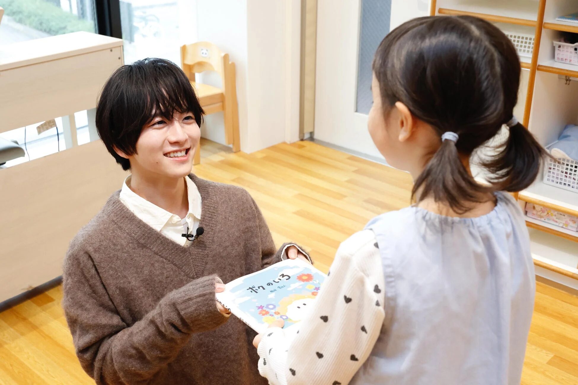 園児に絵本を渡す板垣さん