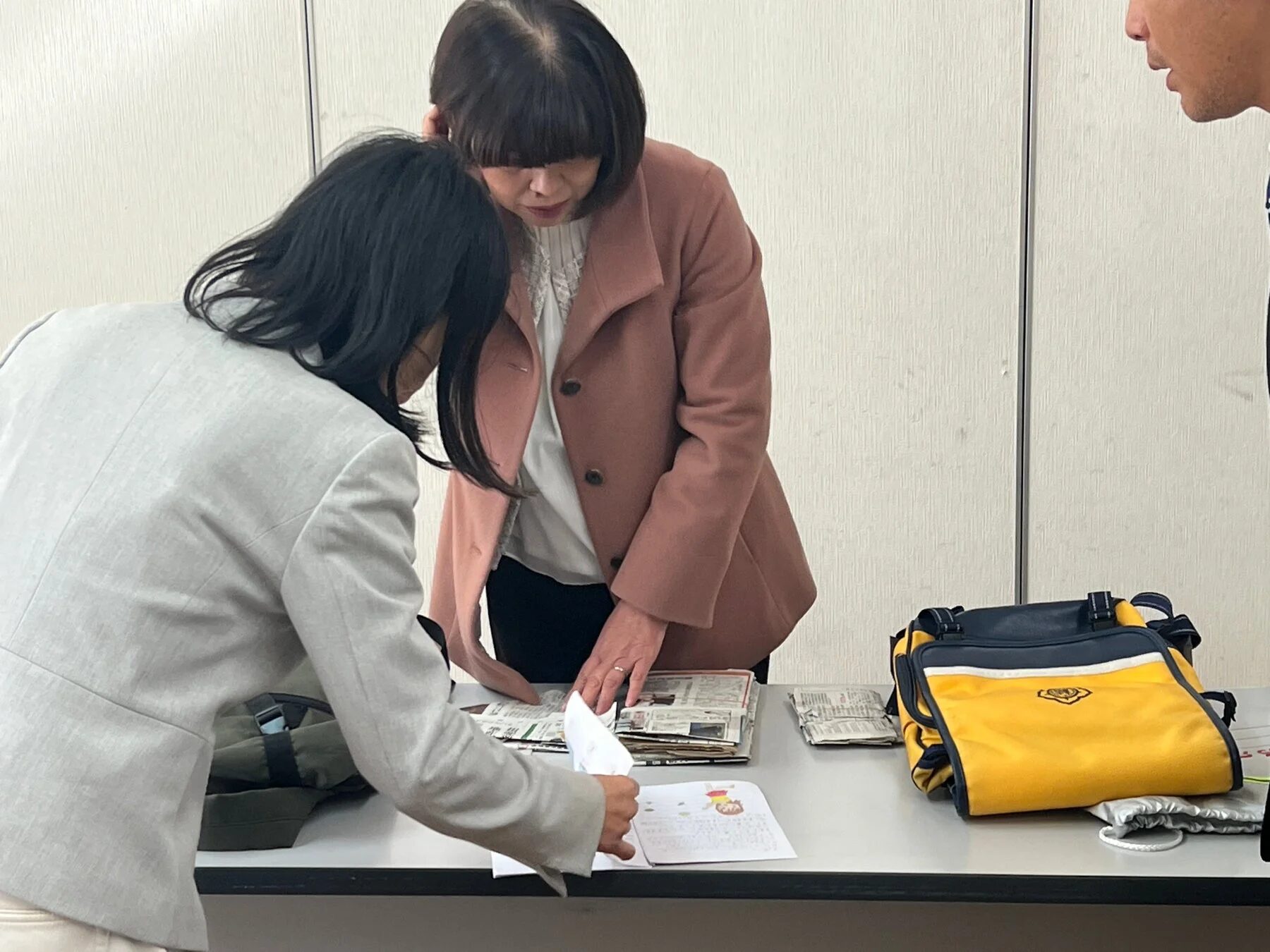 書類を見ながら話し合う女性たち