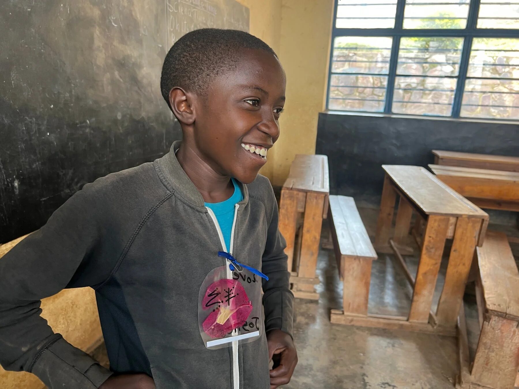 教室で笑顔の少年