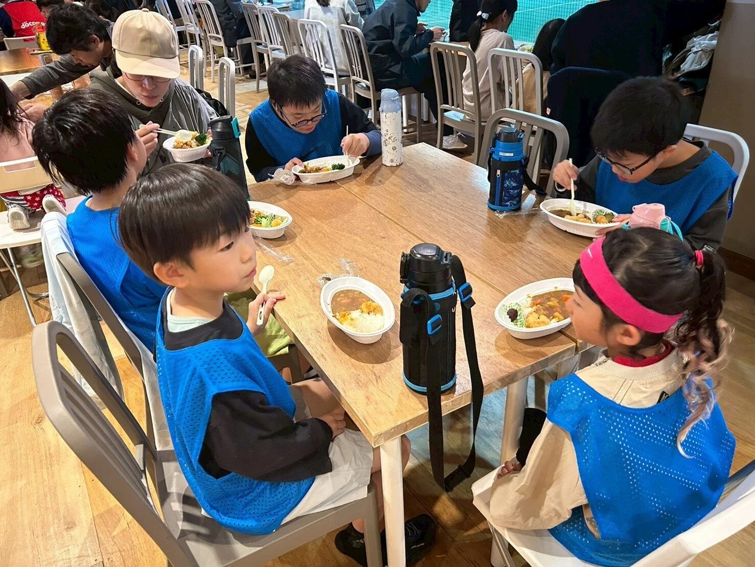 食事をする子供たち