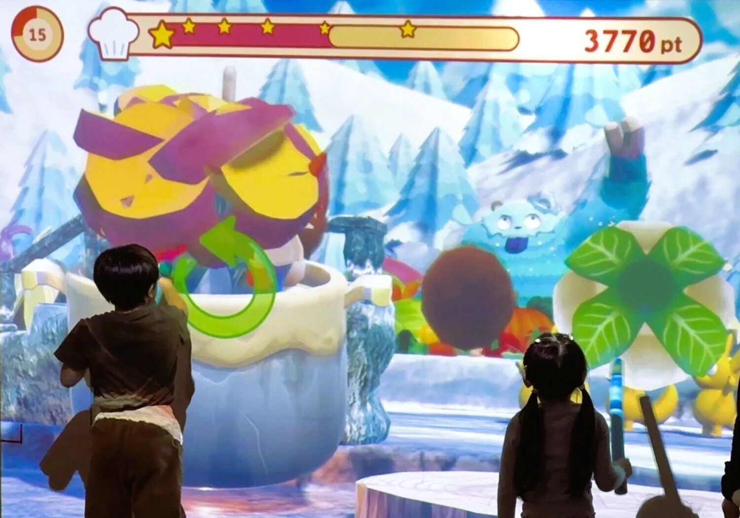 雪山をテーマにしたインタラクティブなプロジェクションマッピングで遊ぶ子供たちの様子