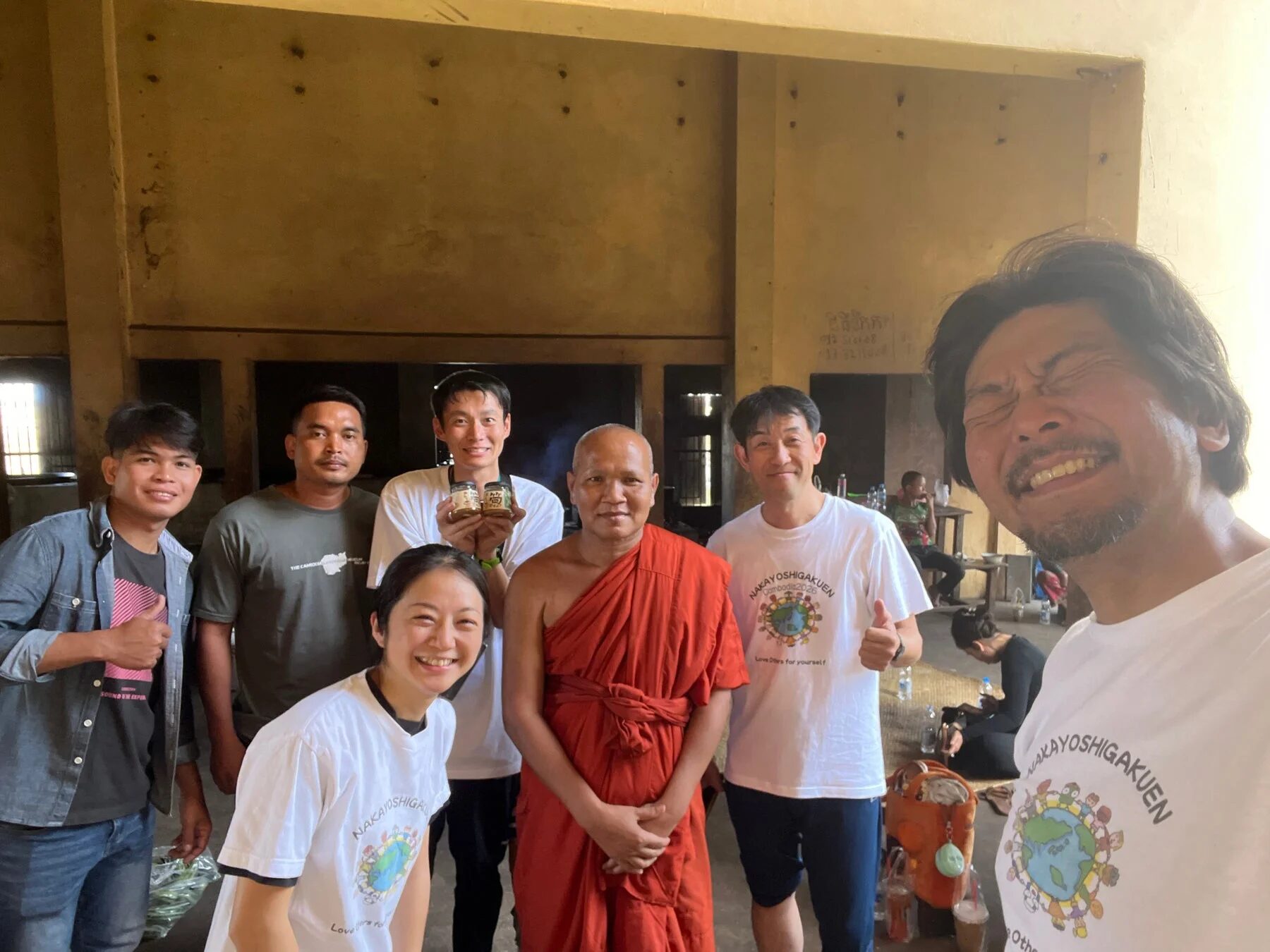 日本人ボランティアと僧侶の集合写真