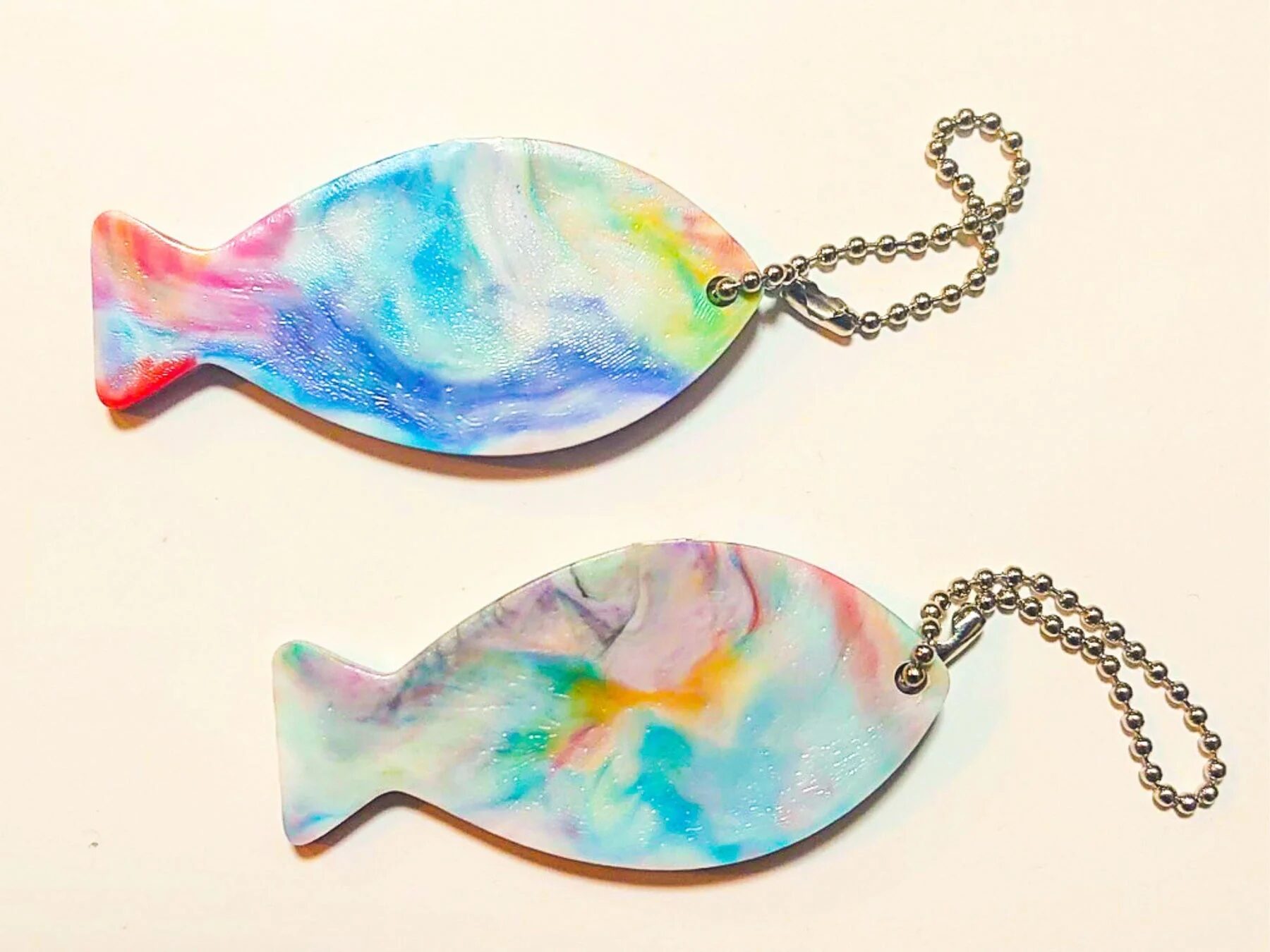カラフルな魚のキーホルダー