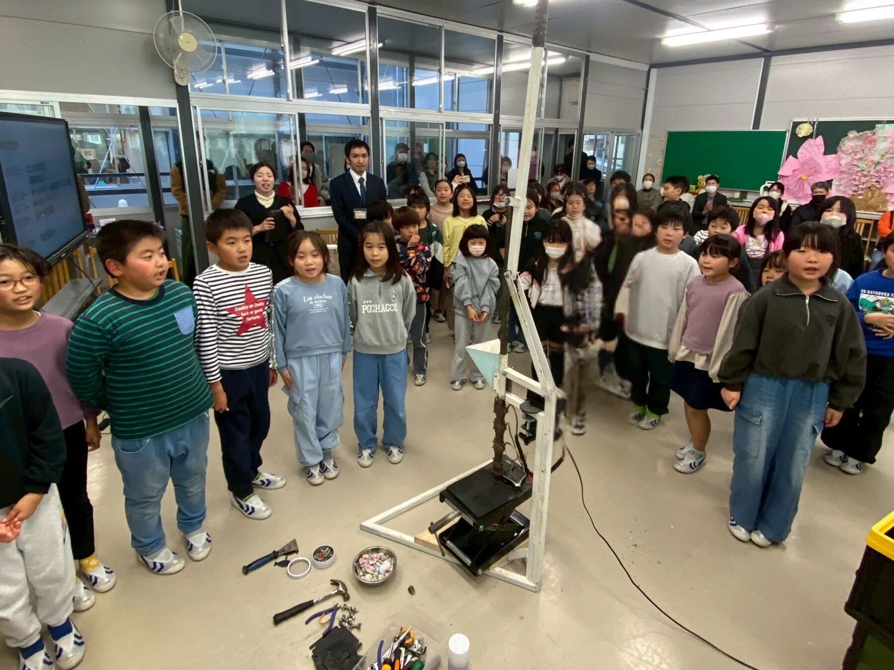 ワークショップで機械を見つめる子どもたち