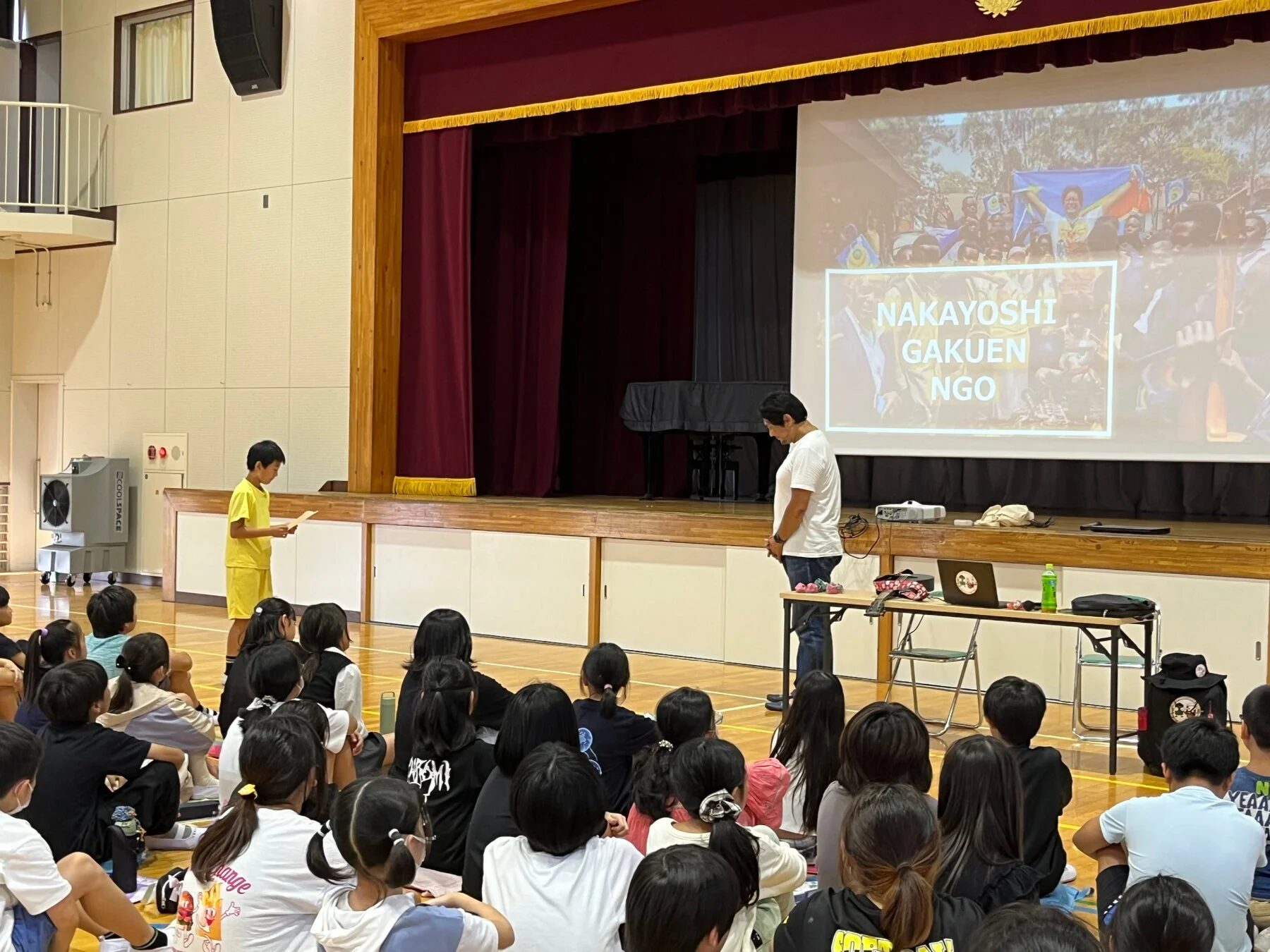 講演会を聞く生徒たち