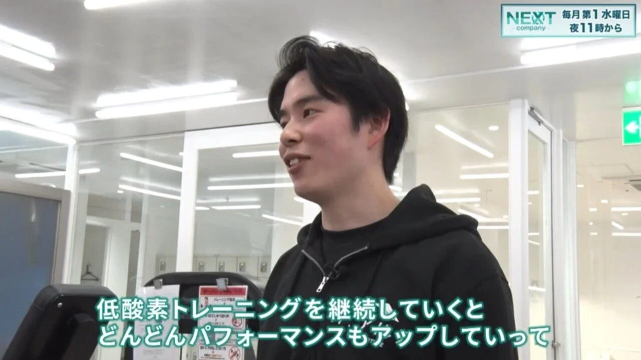 低酸素トレーニングを説明する男性