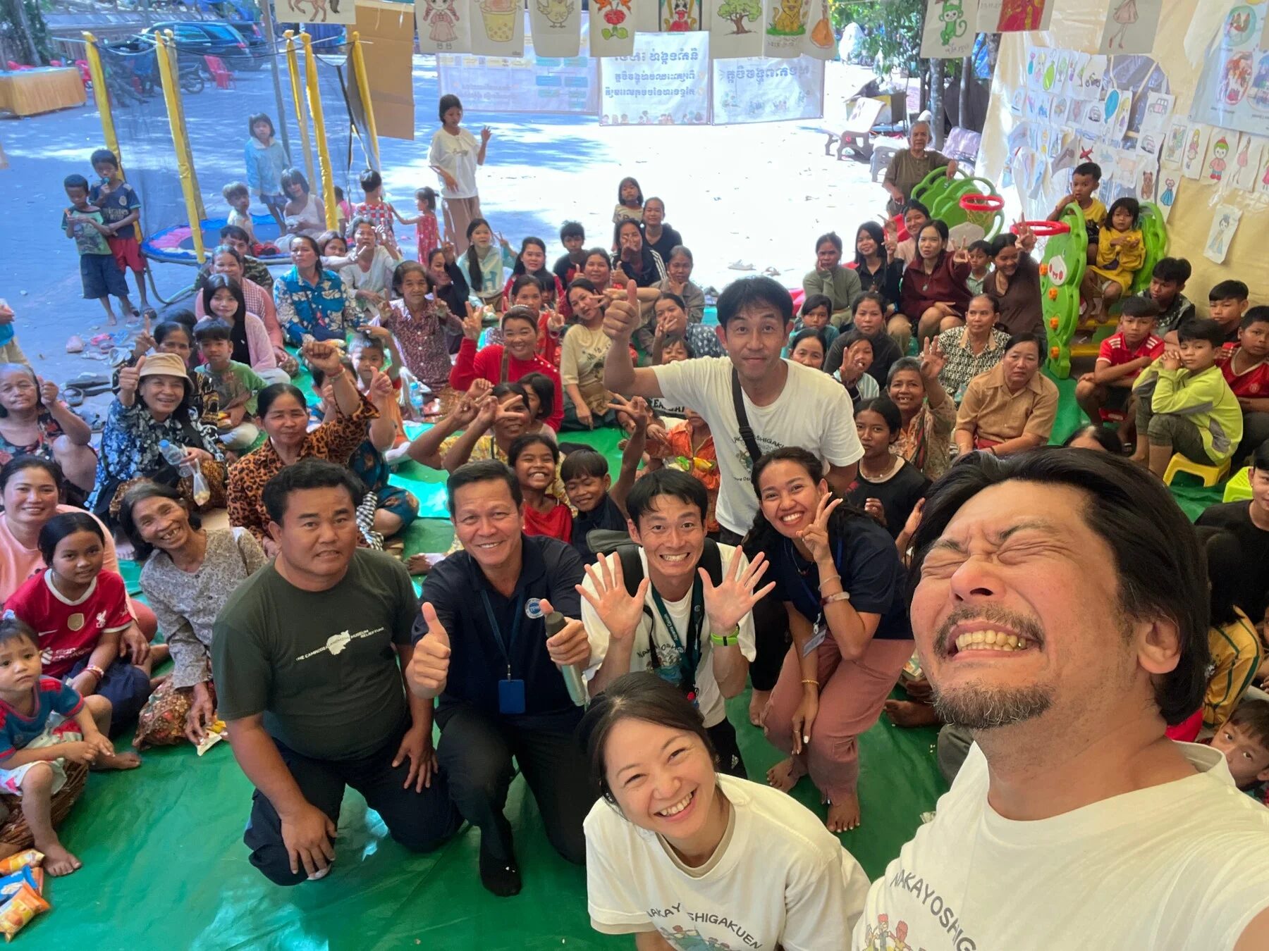 子どもたちと大人の集合写真