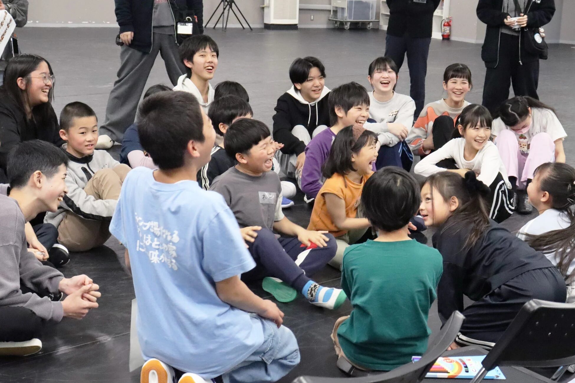 笑顔で交流する子どもたち