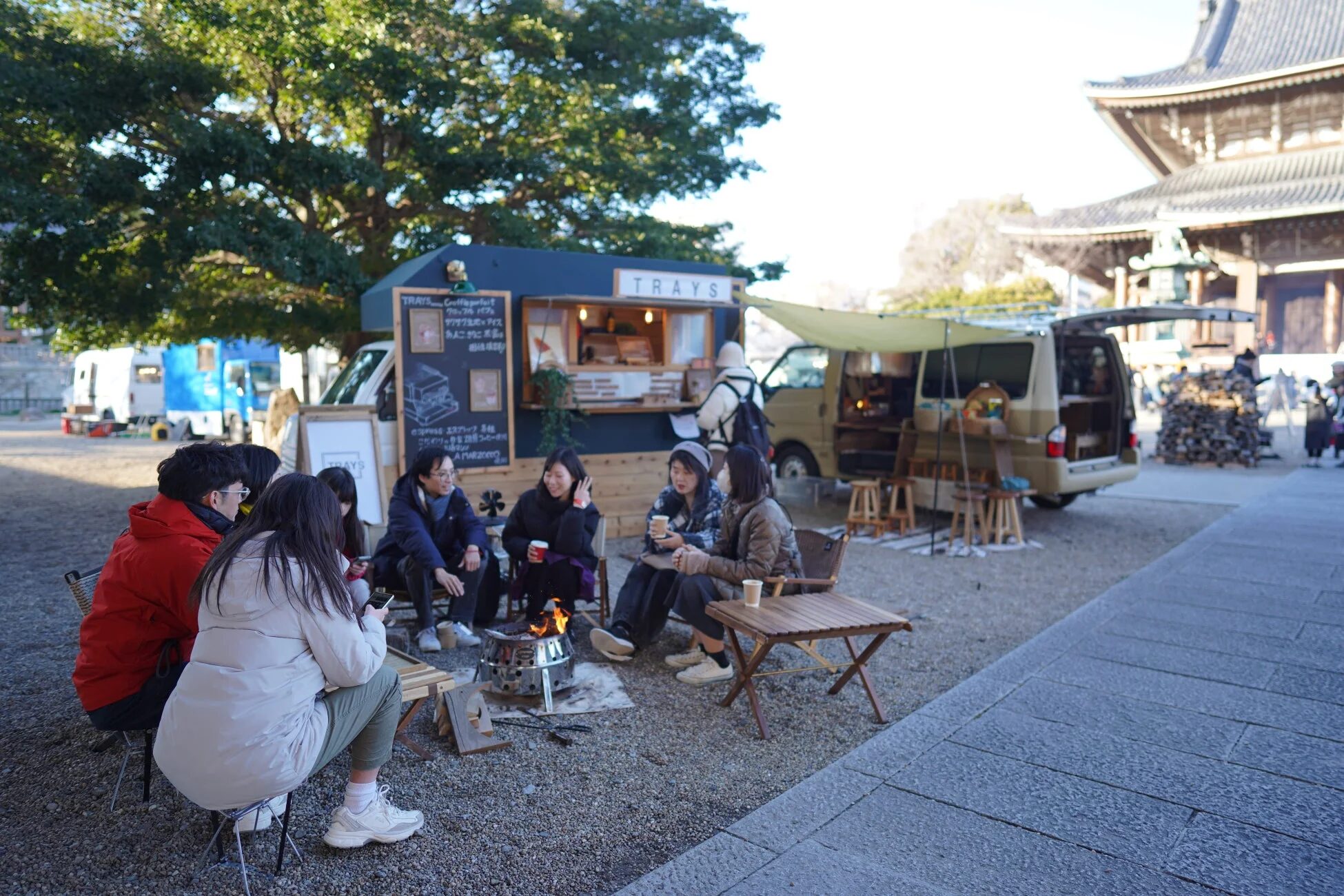 フードトラックと焚き火