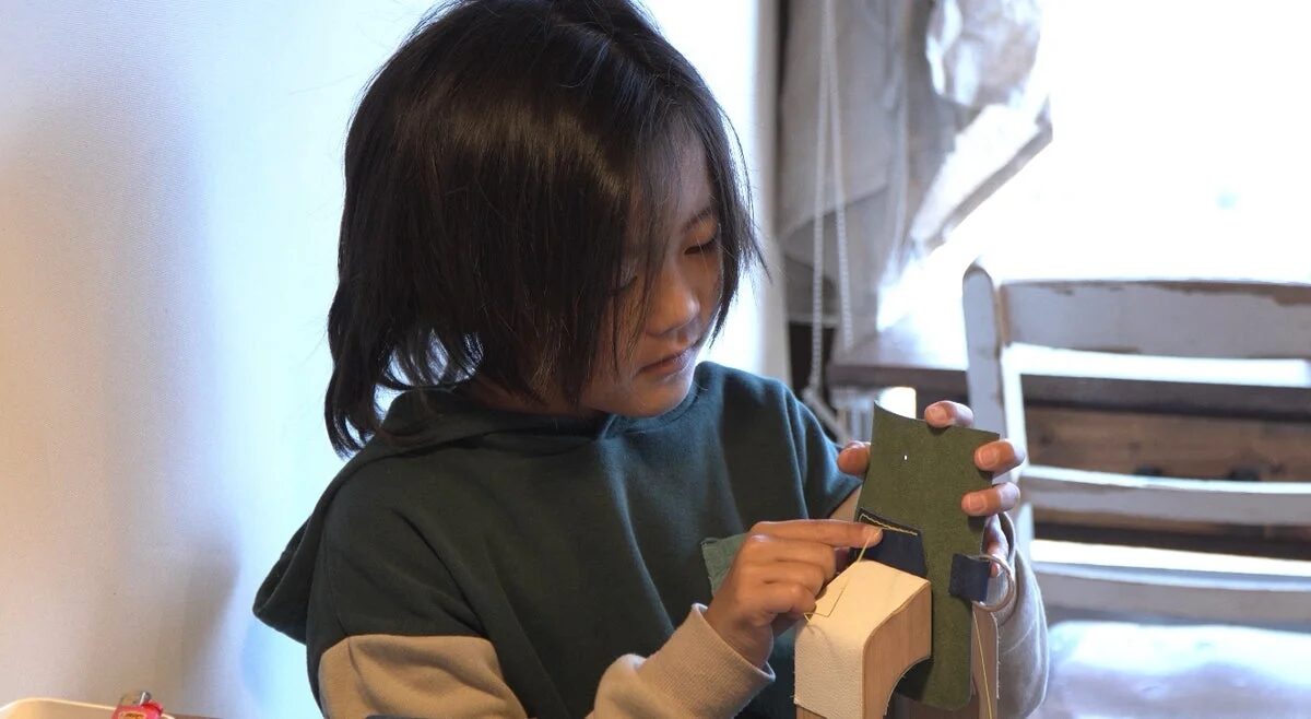 革小物制作に集中する子ども