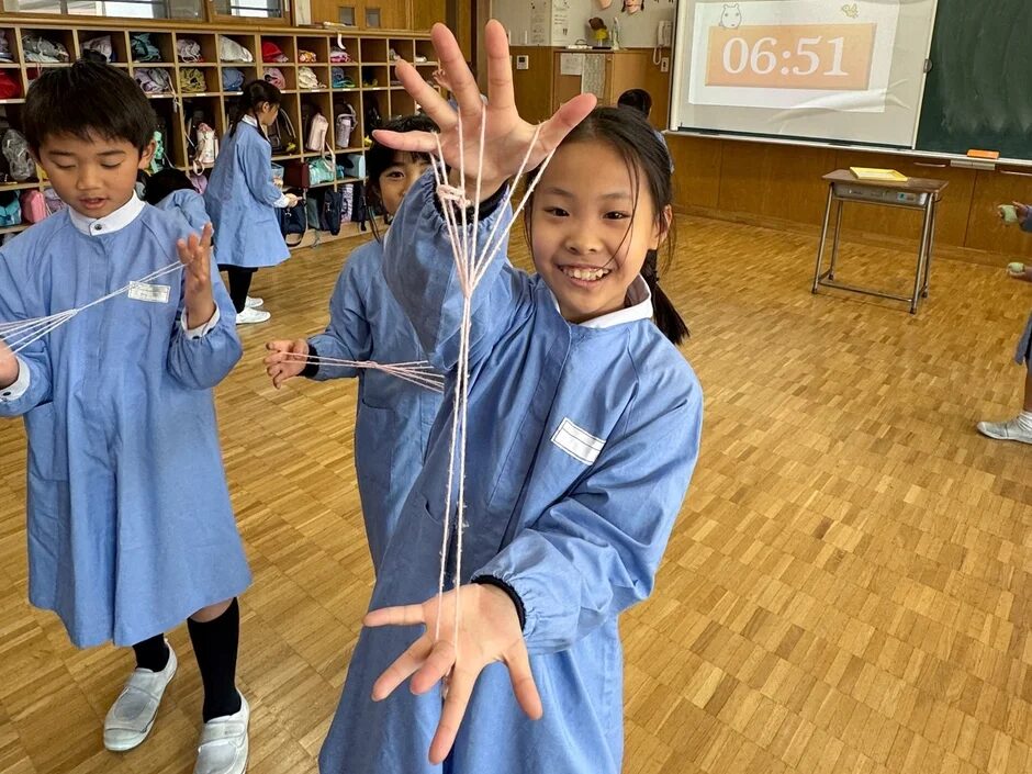 あやとりをする子供たち