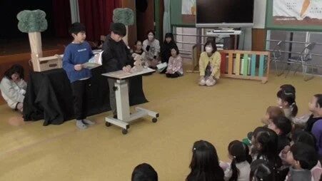 保育園でテーブルシアターを披露する児童たち