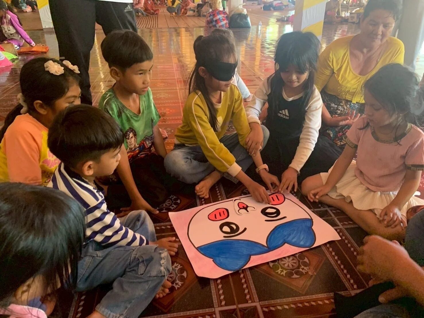 目隠しゲームを楽しむ子どもたち