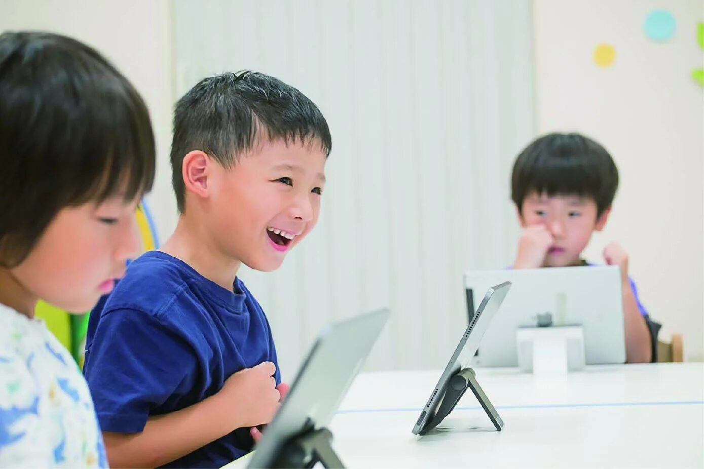 タブレットで学習する子供たち
