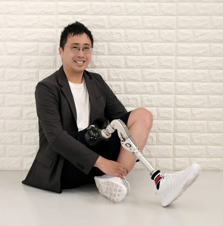 笑顔を見せる義足パパ大塚一輝さん