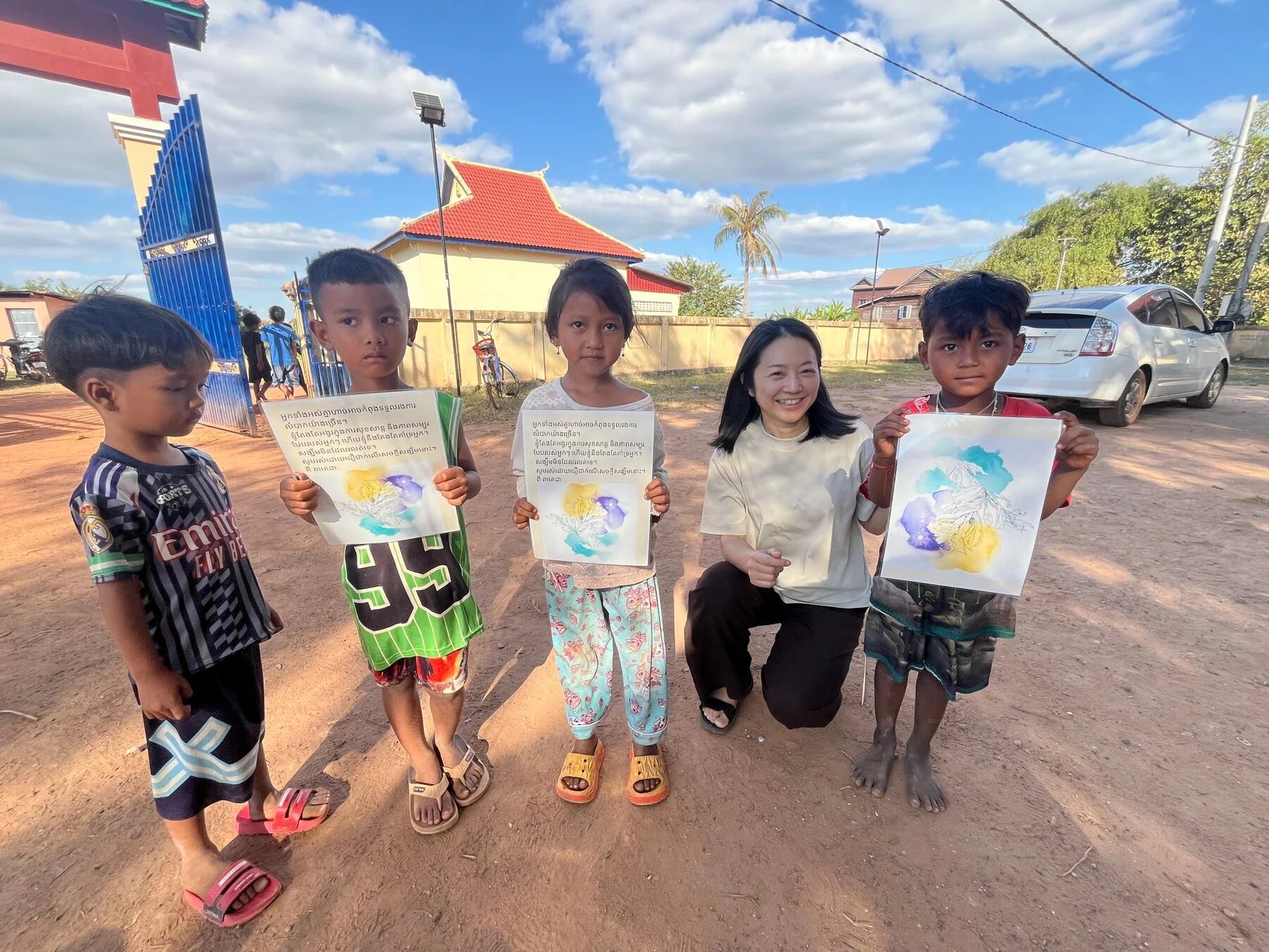 クメール語のテキストを持つ子どもたち