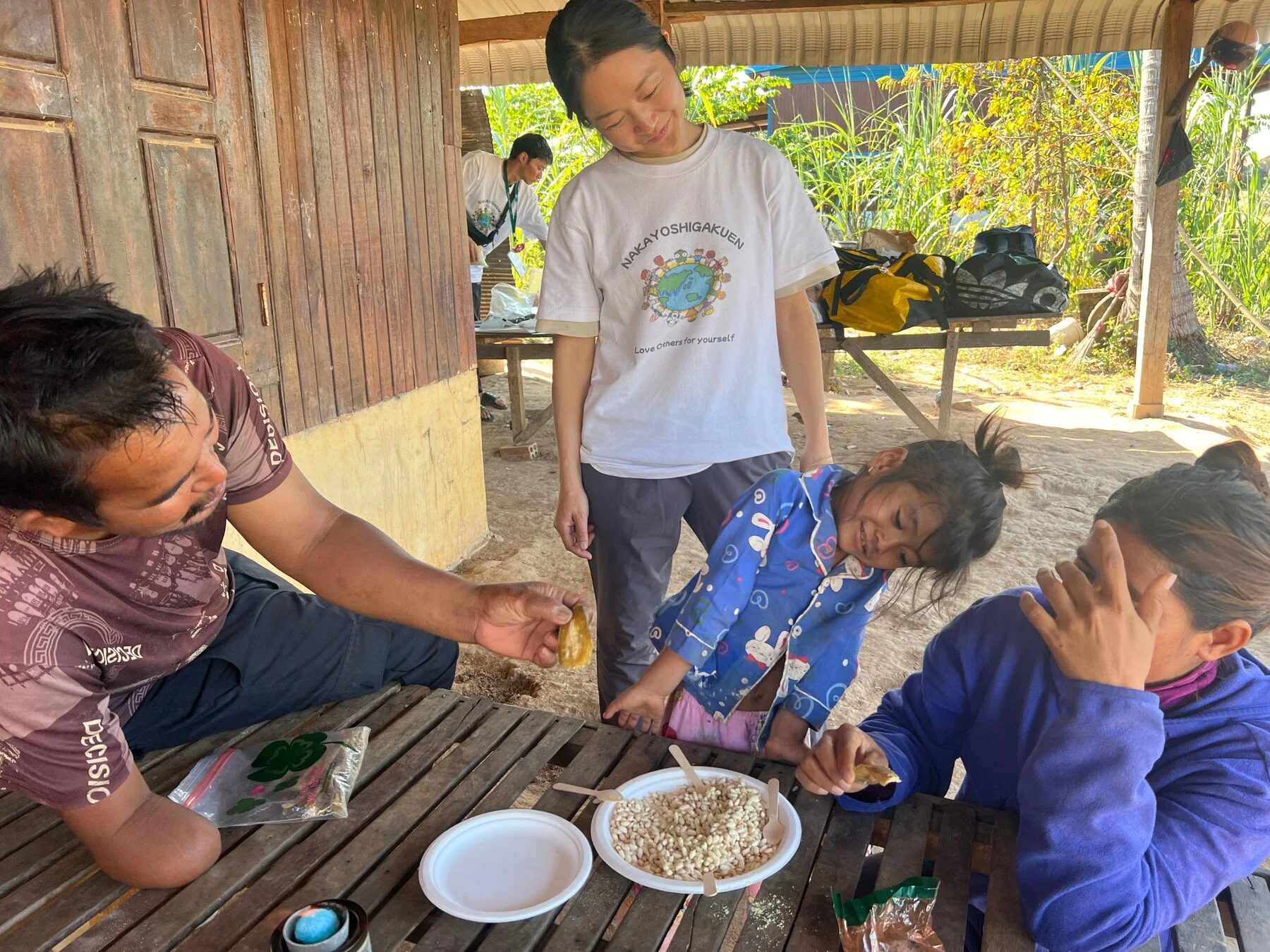 屋外で食事をする人々