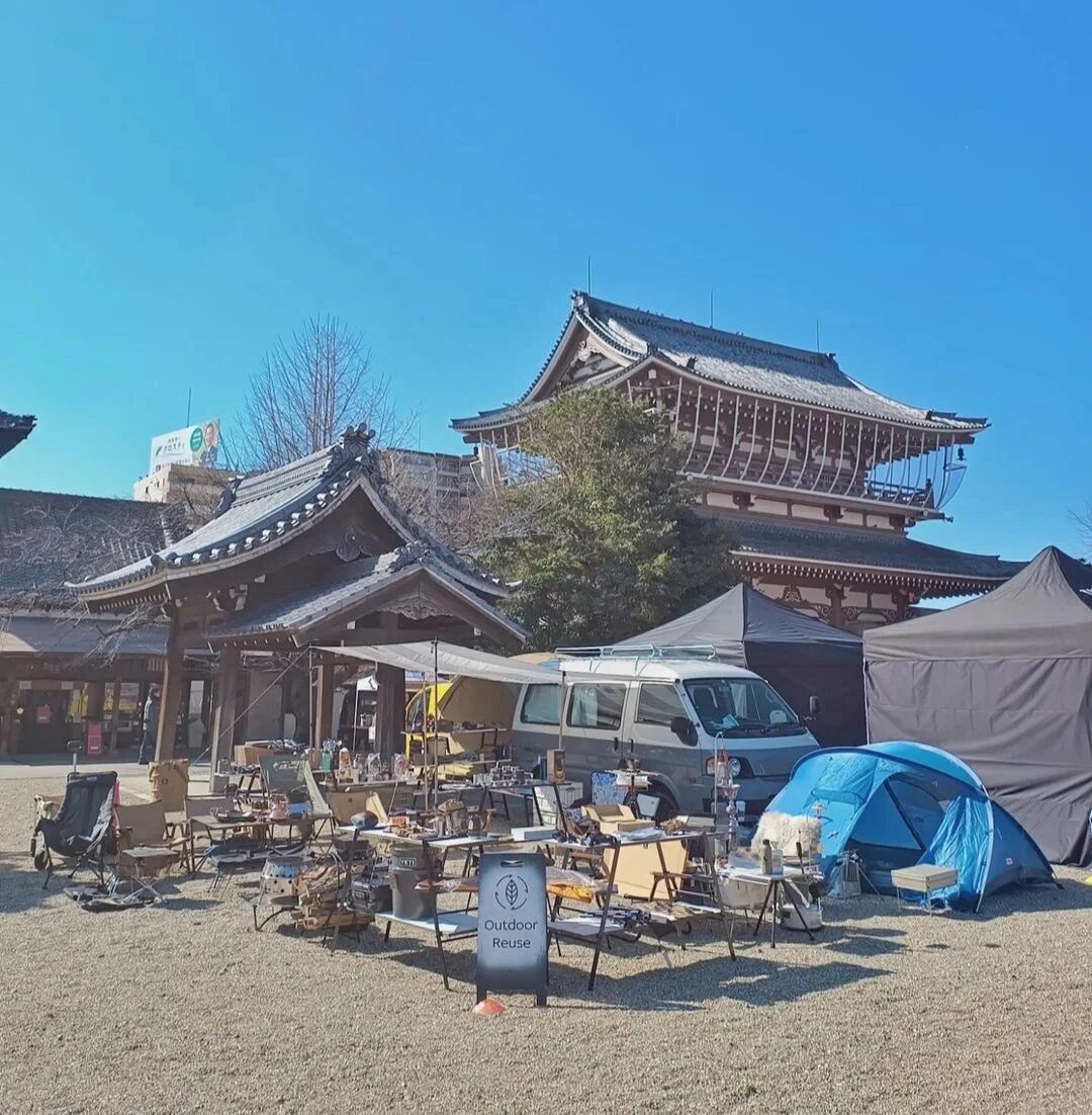 アウトドア用品が並ぶマーケット