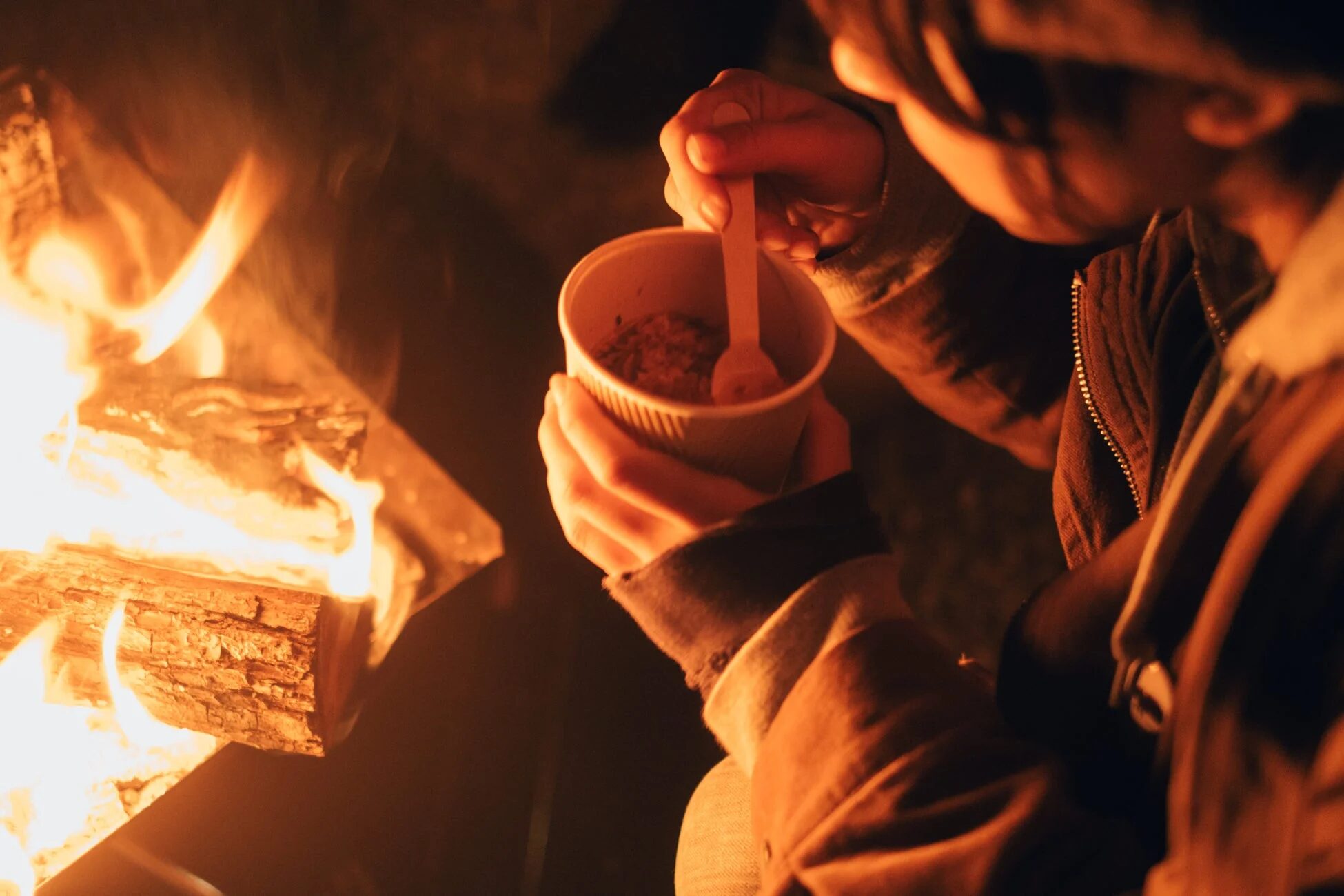 焚き火を囲んで食事をする様子