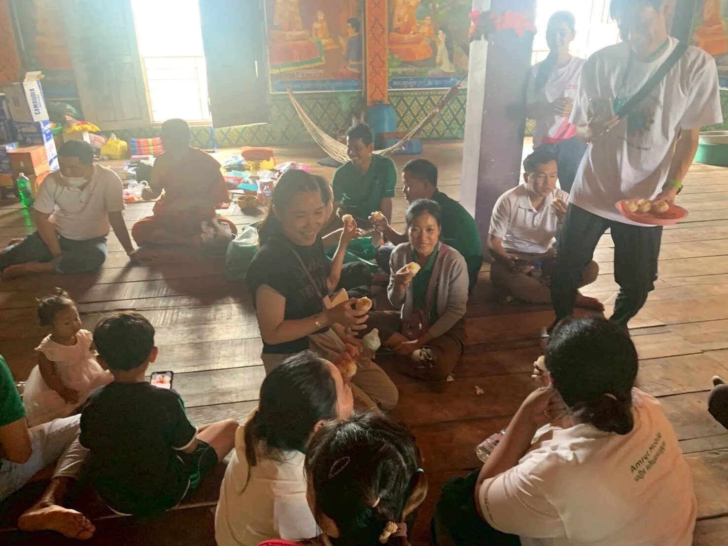 カンボジアの寺院での集会