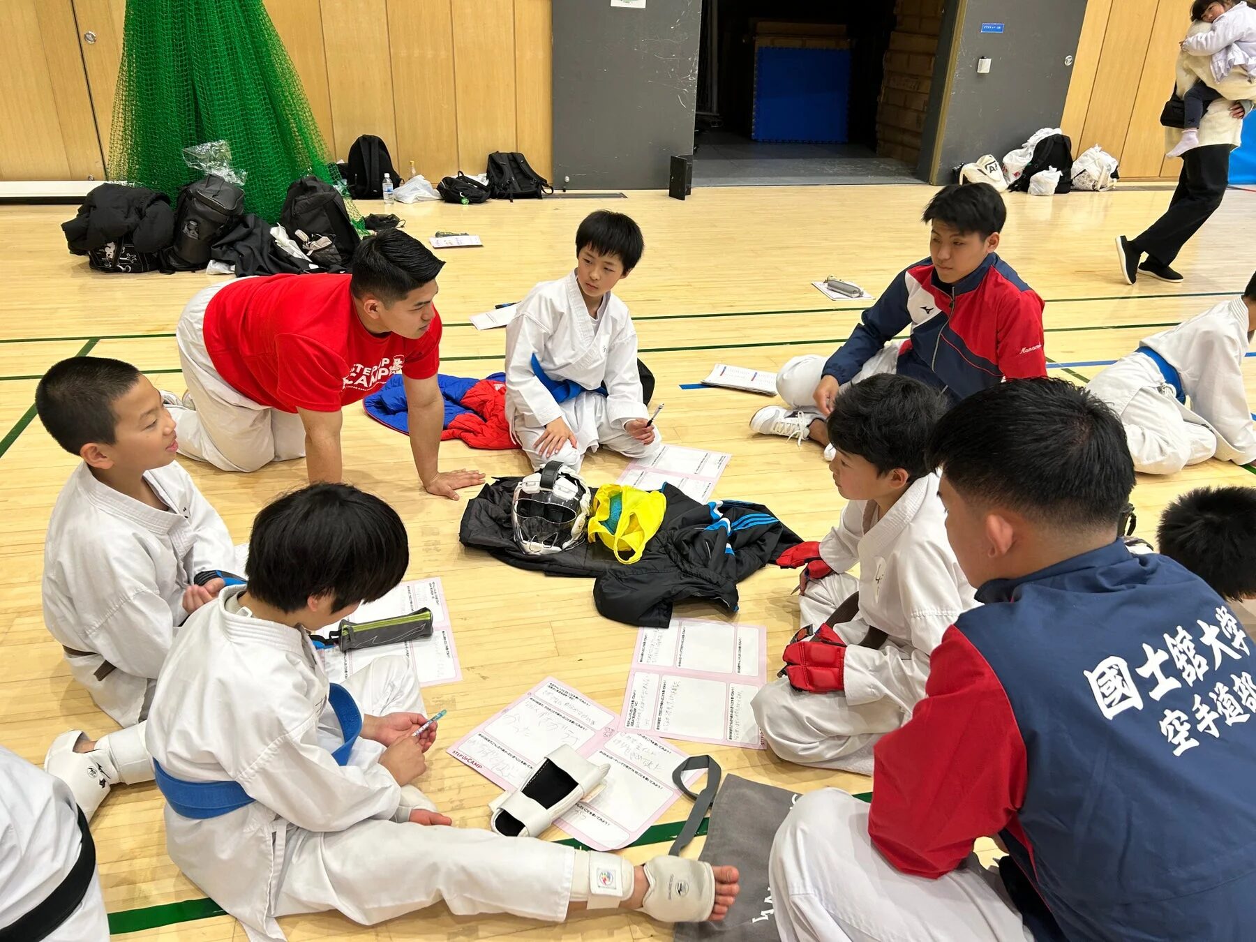 子どもたちが話し合っている様子