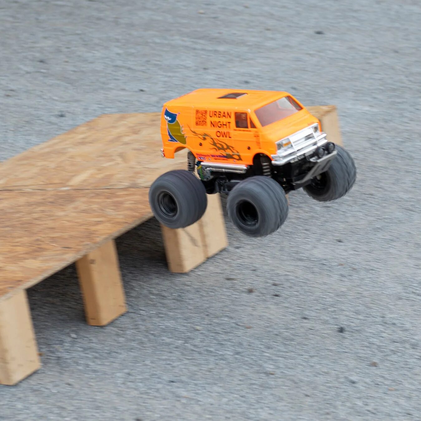 ラジコンカーがジャンプする様子