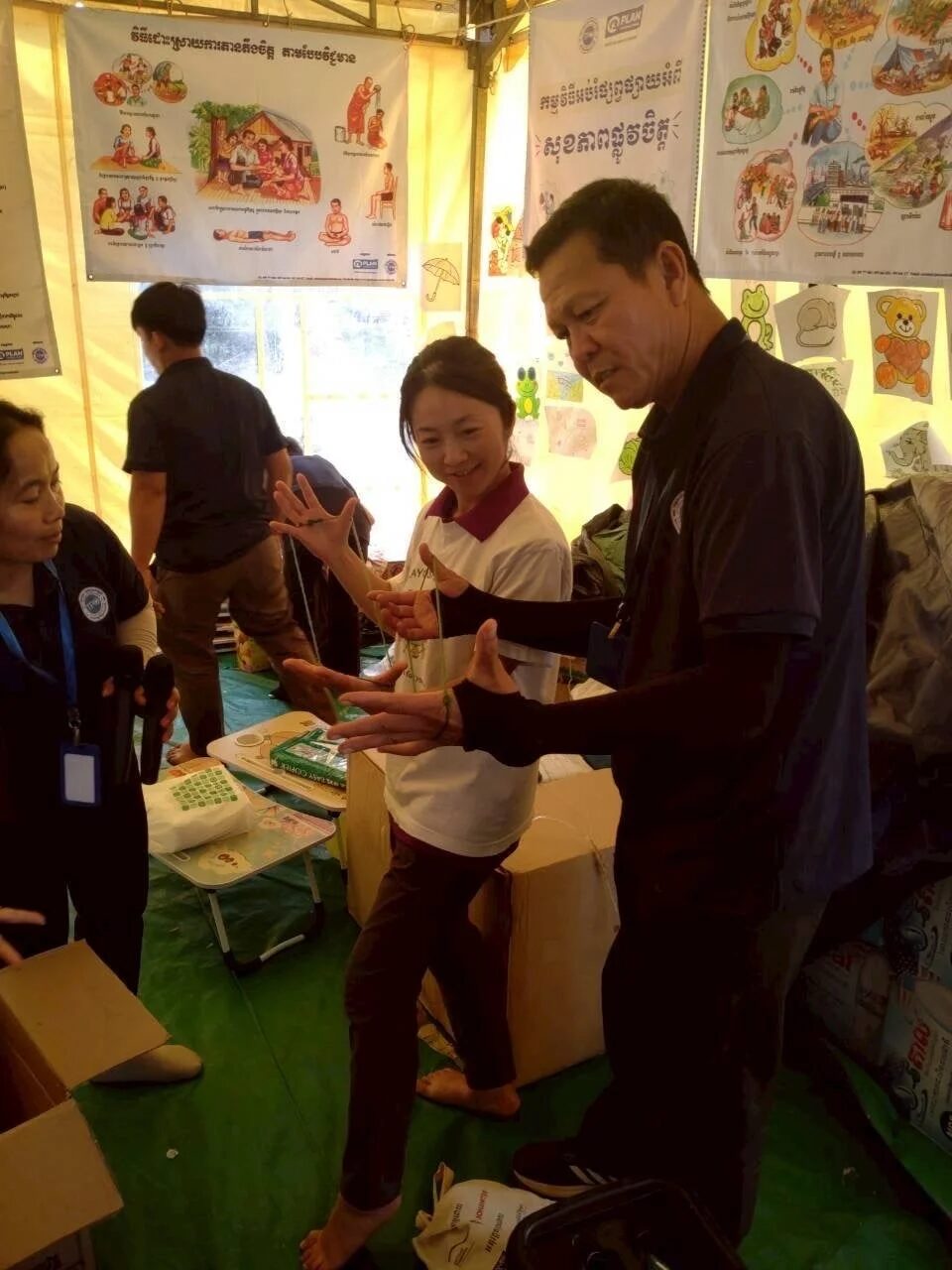 テント内でのワークショップ