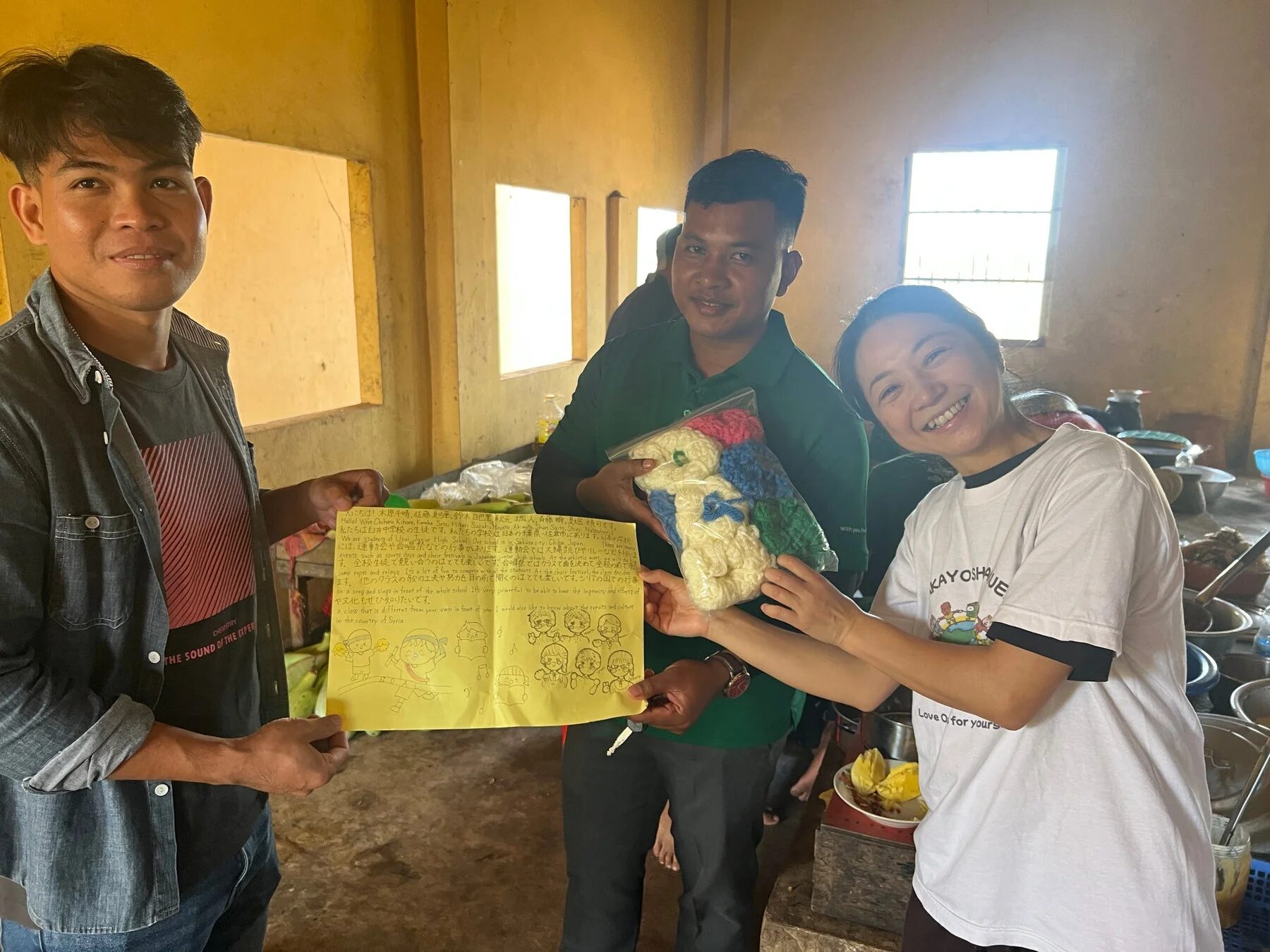 手紙と手芸品を受け取る人々